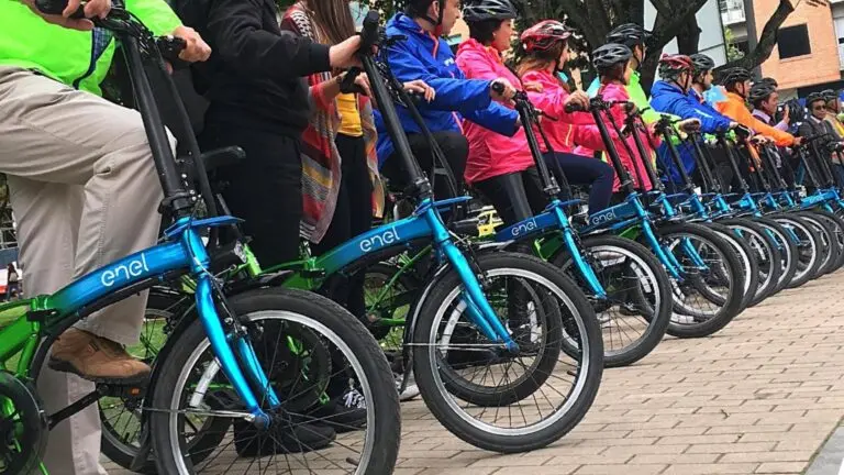 Programa corporativo de bicicletas compartidas para empleados promoviendo movilidad sostenible y bienestar corporativo en Colombia