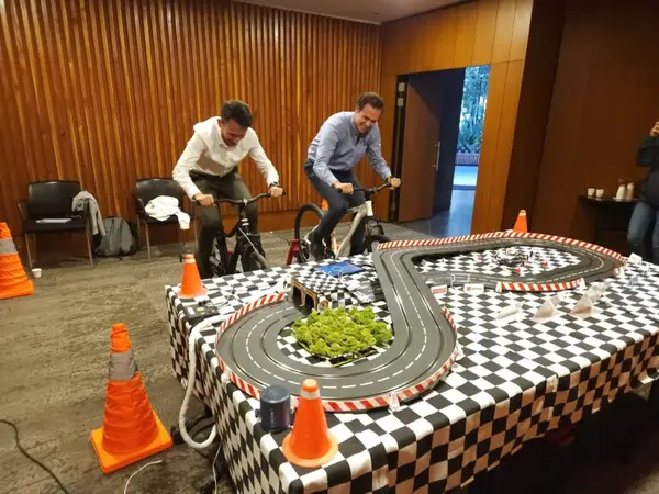 Bicicletada empresarial de bienestar corporativo promoviendo actividad física y movilidad sostenible en empresas de Colombia