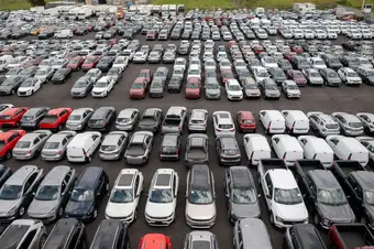 Parqueadero para carros en empresa con gestión inteligente de estacionamientos para movilidad corporativa sostenible en Colombia
